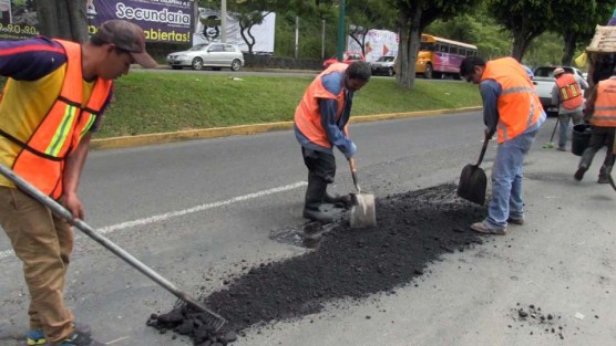 A partir de la mañana de este lunes, el Ayuntamiento de Xalapa realiza trabajos de reencarpetado en las avenidas Circuito Presidentes y Arco Sur, que resultaron afectadas por las torrenciales lluvias registradas la semana pasada en la ciudad. 