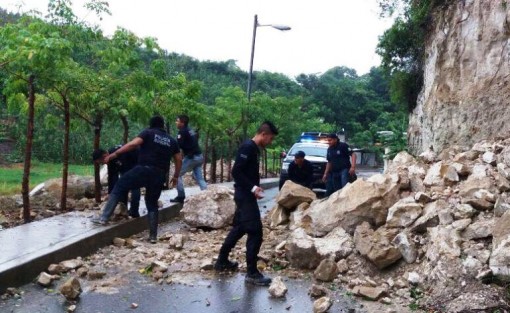En Papantla aún continúan las acciones de limpieza por las afectaciones del huracán Katia, debido a los deslaves y caídas de árboles.