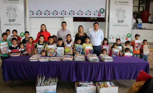 La presidenta del Sistema Municipal para el Desarrollo Integral de la Familia (DIF), Mariana Yorio de Zúñiga, entregó paquetes de útiles escolares a estudiantes de los niveles primaria, secundaria y bachillerato.

