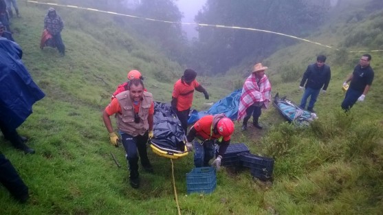 Tres personas murieron y una más resultó herida al desplomarse a un barranco de 150 metros en Tlacolulan, una camioneta la mañana de este lunes.