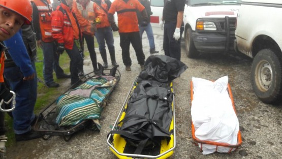 La mañana de este lunes se registró un trágico accidente en la comunidad de 5 de Mayo, perteneciente al municipio de Tlacolulan, límites con el municipio de Coacoatzintla, donde una camioneta cayó a un barranco de 150 metros de profundidad, dejando un saldo de tres muertos y un herido.
