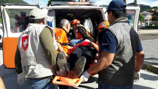 La mañana de este lunes se registró un trágico accidente en la comunidad de 5 de Mayo, perteneciente al municipio de Tlacolulan, límites con el municipio de Coacoatzintla, donde una camioneta cayó a un barranco de 150 metros de profundidad, dejando un saldo de tres muertos y un herido.
