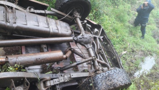 Esta mañana de lunes se registró un trágico accidente en la comunidad de 5 de Mayo, perteneciente al municipio de Tlacolulan, límites con el municipio de Coacoatzintla, donde una camioneta cayó a un barranco de 150 metros de profundidad, dejando un saldo de tres muertos y un herido.
