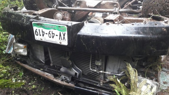 Esta mañana de lunes se registró un trágico accidente en la comunidad de 5 de Mayo, perteneciente al municipio de Tlacolulan, límites con el municipio de Coacoatzintla, donde una camioneta cayó a un barranco de 150 metros de profundidad, dejando un saldo de tres muertos y un herido.
