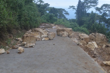 El pasado 8 de septiembre habitantes de Tercera Manzana, municipio de Tepatlaxco, Ver. vieron arrasadas sus siembras, árboles y rocas debido a la ruptura de una represa construida por el Gobierno Federal.  La corriente del agua arrazó hasta con la tierra fértil, porlo que los afectados piden el apoyo de las autoridades, a más ded enunciar que otro tanque en la zona, está a punto de colapsar.