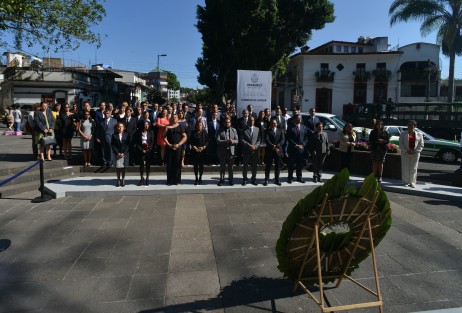 Sin perder la tradición de acordonar la zona de los hechos, personal de la Fiscalía del Estado, encabezados por el fiscal Jorge Winckler, montó guardia de honor ante el monumento a Miguel Hidalgo. 