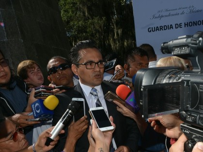 Winckler Ortiz dijo que se investiga a los ex funcionarios del gobierno estatal que repartieron despensas el fin de semana en el Sur del Estado, lo mismo que a la diputada federal Rocío Nahle por entrega de ayuda. Esto, aseguró, demuestra que se actúa de igual manera contra quien comete hechos ilícitos. 