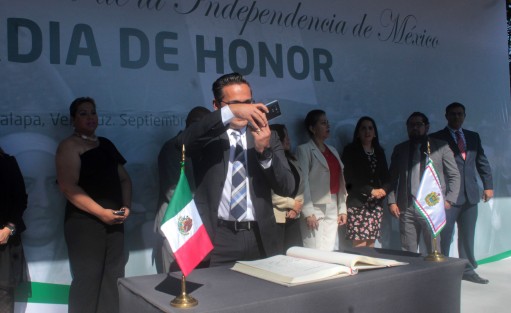 Fiel a su costrumbre, el Fiscal del Estado se tomó la selfie en la Guardia de Honor. 