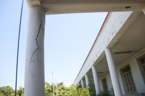 La escuela primaria Patria, en la ciudad de Veracruz, presenta afectaciones en su estructura debido al temblor que sacudió a los estados del sureste el pasado jueves. En algunas columnas y cornizas hay cuarteaduras y desprendimientos.