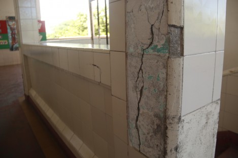 La escuela primaria Patria, en la ciudad de Veracruz, presenta afectaciones en su estructura debido al temblor que sacudió a los estados del sureste el pasado jueves. En algunas columnas y cornizas hay cuarteaduras y desprendimientos.