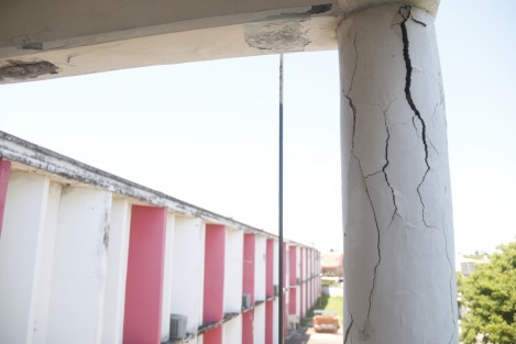 La escuela primaria Patria, en la ciudad de Veracruz, presenta afectaciones en su estructura debido al temblor que sacudió a los estados del sureste el pasado jueves. En algunas columnas y cornizas hay cuarteaduras y desprendimientos.  