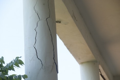 La escuela primaria Patria, en la ciudad de Veracruz, presenta afectaciones en su estructura debido al temblor que sacudió a los estados del sureste el pasado jueves. En algunas columnas y cornizas hay cuarteaduras y desprendimientos.  