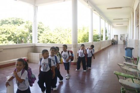 La escuela primaria Patria, en la ciudad de Veracruz, presenta afectaciones en su estructura debido al temblor que sacudió a los estados del sureste el pasado jueves. En algunas columnas y cornizas hay cuarteaduras y desprendimientos.  