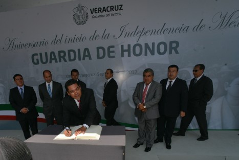 Personal de CMAS encabezados por el ingeniero Victor Hugo García Pacheco, realizaron la guardia de honor al Padre de la Patria. 