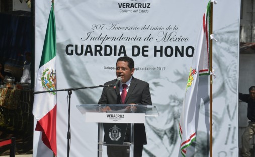 Personal de CMAS encabezados por el ingeniero Victor Hugo García Pacheco, realizaron la guardia de honor al Padre de la Patria. 