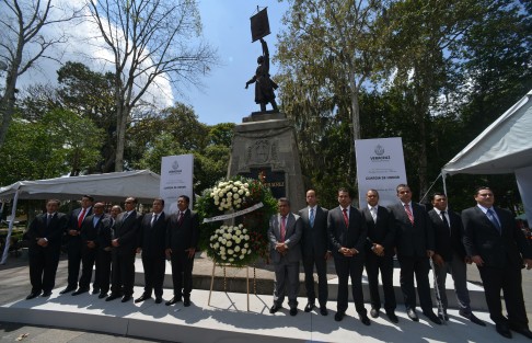 Personal de CMAS encabezados por el ingeniero Victor Hugo García Pacheco, realizaron la guardia de honor al Padre de la Patria. 