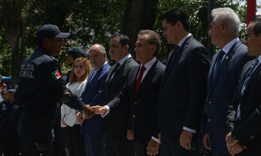 El gobernador Miguel Ángel Yunes Linares, en compañía del alcalde de Xalapa, Américo Zúñiga, realizó la  entrega de patrullas a la SSP para reforzar la seguridad de la ciudad y sus alrededores. 