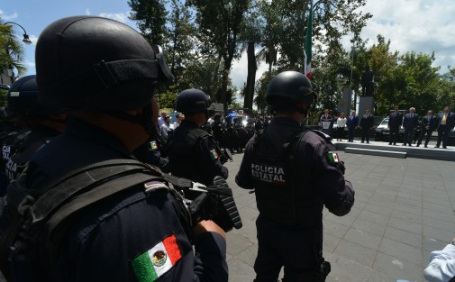El gobernador Miguel Ángel Yunes Linares, en compañía del alcalde de Xalapa, Américo Zúñiga, realizó la  entrega de patrullas a la SSP para reforzar la seguridad de la ciudad y sus alrededores.  
