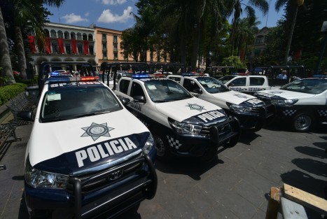 El gobernador Miguel Ángel Yunes Linares, en compañía del alcalde de Xalapa, Américo Zúñiga, realizó la  entrega de patrullas a la SSP para reforzar la seguridad de la ciudad y sus alrededores.  