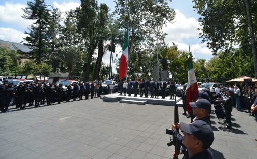 El gobernador Miguel Ángel Yunes Linares, en compañía del alcalde de Xalapa, Américo Zúñiga, realizó la  entrega de patrullas a la SSP para reforzar la seguridad de la ciudad y sus alrededores.  