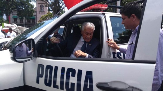 El gobernador Miguel Ángel Yunes entregó patrullas para el municipio de Xalapa, con lo que se pretende reforzar la seguridad de la capital donde cada día incrementan los asaltos, secuestros y robos a casa- habitación.  