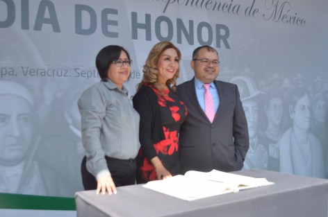 Consejeros del OPLE acompañados por empleados de ese organismo, acudieron a las guardias de honor al Padre de la Patria; los grandes ausentes fueron los representantes de partidos, con quienes han roto relación luego de varias inconformidades.
