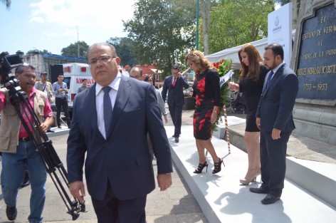 Consejeros del OPLE acompañados por empleados de ese organismo, acudieron a las guardias de honor al Padre de la Patria; los grandes ausentes fueron los representantes de partidos, con quienes han roto relación luego de varias inconformidades.
