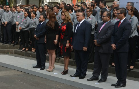Consejeros del OPLE acompañados por empleados de ese organismo, acudieron a las guardias de honor al Padre de la Patria; los grandes ausentes fueron los representantes de partidos, con quienes han roto relación luego de varias inconformidades.
