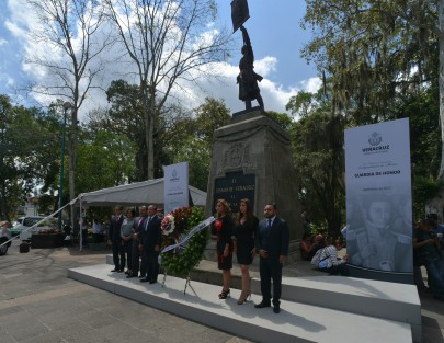 Consejeros del OPLE acompañados por empleados de ese organismo, acudieron a las guardias de honor al Padre de la Patria; los grandes ausentes fueron los representantes de partidos, con quienes han roto relación luego de varias inconformidades.
