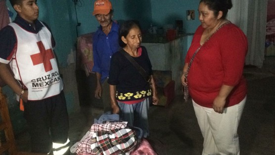 La delegación de la Cruz Roja en el municipio de Tlapacoyan se solidarizó con dos personas vecinas de la colonia Francisco Villa, quienes el pasado sábado perdieron su vivienda a consecuencia un incendio, y requieren apoyos de diversa índole para poder levantar de nuevo su vivienda.