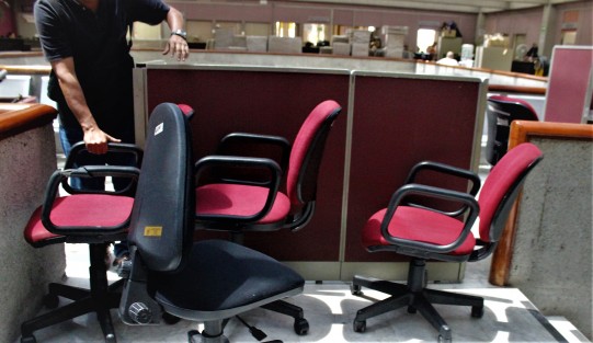 Cambio de mobiliario en el Palacio Legislativo, según debido a que el actual ya tiene 20 años de antigüedad, cambio que continuarán haciendo graduamente para no desbalancear las finanzas de la Legislatura. 
