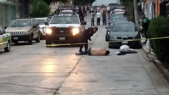 La noche de este martes, cerca de las 20:00 horas, un hombre fue baleado en la calle Cempola, de la colonia Lerdo de Tejada en la ciudad de Xalapa. Se dice que su acompañante habría sido levantado por los agresores.