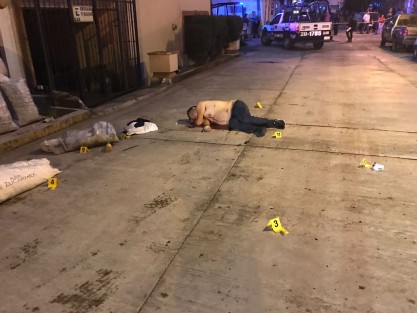 La noche de este martes, cerca de las 20:00 horas, un hombre fue baleado en la calle Cempola, de la colonia Lerdo de Tejada en la ciudad de Xalapa. Se dice que su acompañante habría sido levantado por los agresores.