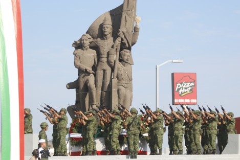 El gobernador del estado, Miguel Ángel Yunes Linares, presidió la ceremonia cívico-militar para conmemorar el CLXX Aniversario de la Gesta Heróica del Castillo de Chapultepec.
