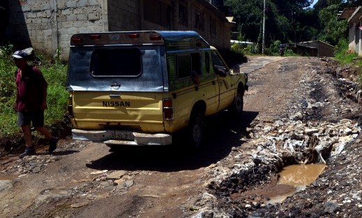 Pobladores de la colonia de La Isla, la cual está justo al lado de El Troncal, sobreviven en este sitio desde hace varios años sin que las autoridades de gobierno los tomen en cuenta, tan es así que sus calles no tienen nombre.
