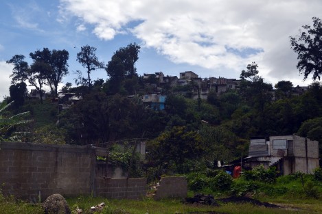 Pobladores de la colonia de La Isla, la cual está justo al lado de El Troncal, sobreviven en este sitio desde hace varios años sin que las autoridades de gobierno los tomen en cuenta, tan es así que sus calles no tienen nombre.
