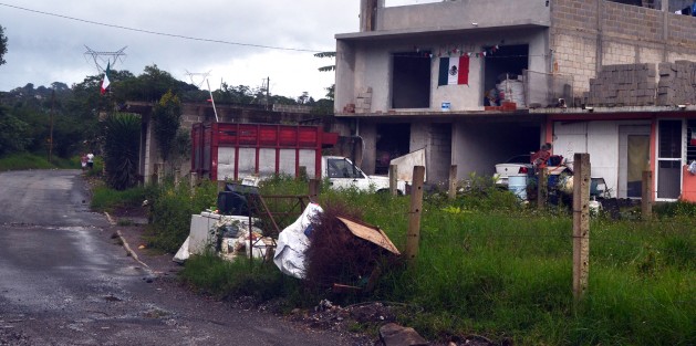 Pobladores de la colonia de La Isla, la cual está justo al lado de El Troncal, sobreviven en este sitio desde hace varios años sin que las autoridades de gobierno los tomen en cuenta, tan es así que sus calles no tienen nombre.
