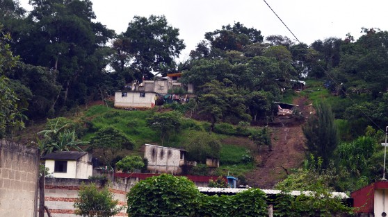Pobladores de la colonia de La Isla, la cual está justo al lado de El Troncal, sobreviven en este sitio desde hace varios años sin que las autoridades de gobierno los tomen en cuenta, tan es así que sus calles no tienen nombre.
