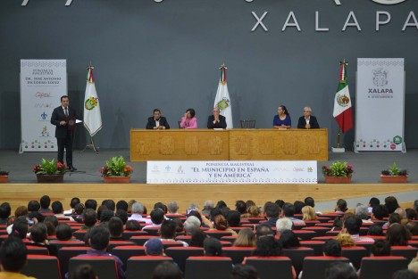 A nombre del pueblo y del Cabildo de Xalapa, el alcalde Américo Zúñiga Martínez dio la bienvenida al jurista e historiador José Antonio Escudero López, Presidente de la Real Academia de Legislación y Jurisprudencia en España, a quien entregó el reconocimiento de Visitante Distinguido en nuestra ciudad y por su destacada trayectoria como catedrático. 