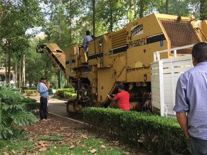 Este miércoles iniciaron con el retiro de la carpeta en las calzadas del parque Los Berros. A decir de los trabajadores se colocarán una carpeta totalmente nueva y los trabajos demorarán aproximadamente un mes. 
