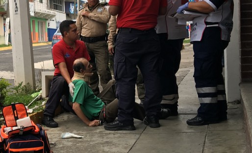El señor José Rafael Quijano López, con domicilio en la calle Primavera de la colonia Álvaro Obregón de esta capital, sufrió una caída esta tarde cuando caminaba sobre la avenida 20 de Noviembre a la altura de entronque con Xalapeños Ilustres. Aunque portaba identificación, no traía un número telefónico de alguien a quien notificar. Fue trasladado a la clínica 11 del IMSS.
