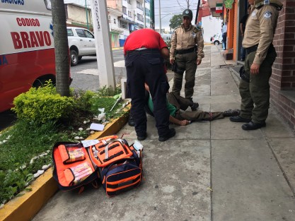 Oficiales de la Fuerza Civil pidieron se recomiende a la población portar siempre algún número a donde comunicarse en caso de accidente.El hombre accidentado llevaba collarín y bastón, se abrió la cabeza con el golpe y los paramédicos trataban de mantenerlo consciente al trasladarlo. 