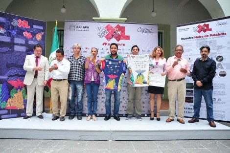 Con la invitación al público en general a inscribirse y participar, el próximo domingo 24, en la 3ª Carrera Nuestra Capital, el Ayuntamiento de Xalapa presentó la playera y la medalla del encuentro deportivo que reunirá a cientos de competidores. 