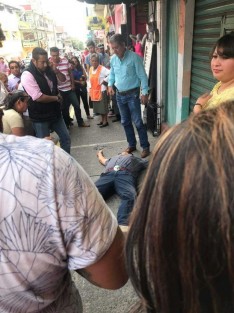 A tres cuadra de Palacio de Gobierno, sobre la calle de Lucio, casi esquina con Poeta Jesús Díaz, el publicista apodado El Cucharas, fue asesinado a balazos, mientras su acompañante, un empleado administrativo de la Fiscalía, resultó herido. 