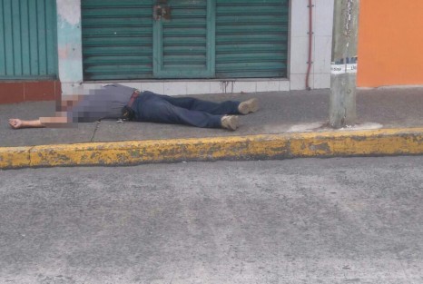 A tres cuadras de Palacio de Gobierno, sobre la calle de Lucio, casi esquina con Poeta Jesús Díaz, el publicista apodado El Cucharas, fue asesinado a balazos, mientras su acompañante, un empleado administrativo de la Fiscalía, resultó herido. 
