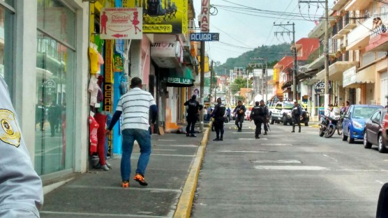 A tres cuadras de Palacio de Gobierno, sobre la calle de Lucio, casi esquina con Poeta Jesús Díaz, el publicista apodado El Cucharas, fue asesinado a balazos, mientras su acompañante, un empleado administrativo de la Fiscalía, resultó herido.  