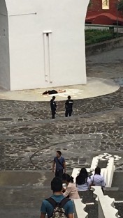 La artista Daneli Lima realizó un performance en la plazoleta del Puente de Xallitic, a decir de Carla López, con el fin de que las personas hagan conciencia y no vean en el suicidio una salida a los problemas de la vida. 
