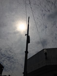 Vecinos de las calles de Lucio y Poeta Jesús Díaz, comentaron que de nada sirven las cámaras de videovigilancia en el lugar, donde la tarde de este miércoles fueran baleados dos hombres y los asesinos huyeron sin ser detenidos. 