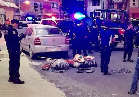 Los cuerpos decapitados de dos hombres y una mujer fueron dejados sobre la calle Octavio Vejar, del fraccionamiento Ensueño, a un costado del parque Leonardo Pasquel, que limita con la avenida Rafael Murillo Vidal. 