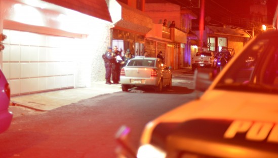 Los cuerpos de seguridad realizaron un operativo para recabar evidencias en el sitio del hallazgo de los cuerpos. 